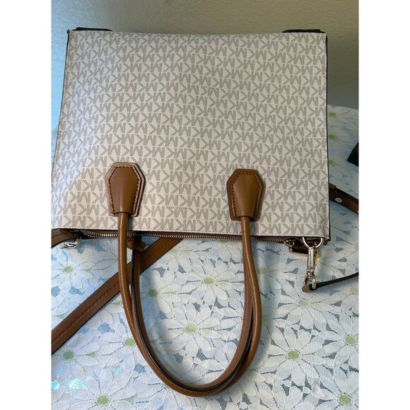 COPY - Michael Kors Shoulder Bag Beige Tan Gold Hardware - Picture 10 of 11